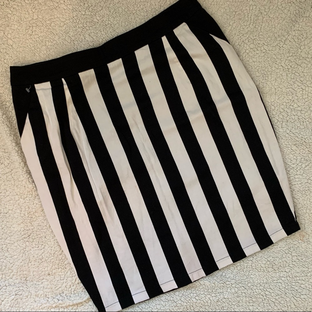 CITY CHIC : Black + White Pencil Skirt